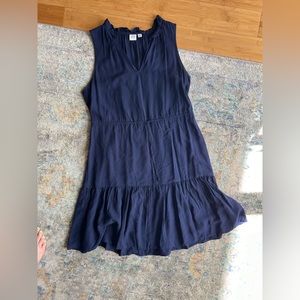 Sleeveless dress with tie waist